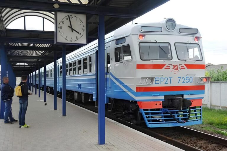 Укрзалізниця оновлює графіки приміських поїздів на Вінниччині: розклад