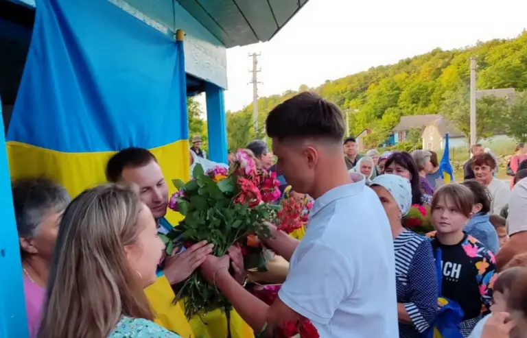 Повернувся з російського полону: усім селом на Вінниччині зустріли молодого воїна