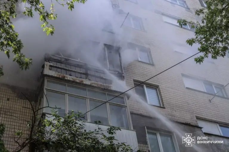 У Вінниці на Вишеньці горіла квартира багатоповерхівки (ФОТО+ВІДЕО)