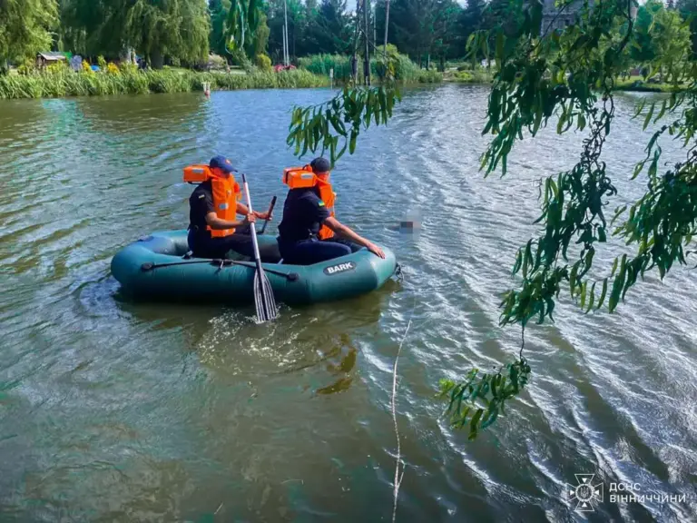 У Хмільнику вода забрала життя людини: з водойми рятувальники дістали тіло потопельника