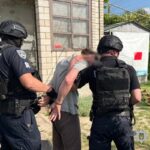 Любитель російського прапора з Вінниччини тримав удома арсенал холодної зброї