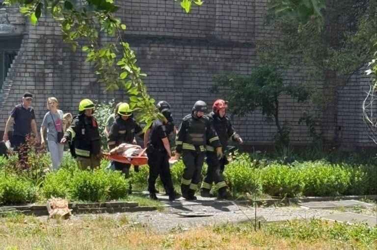 Ворог вдарив по Дніпру балістикою: є загиблі та постраждалі, понівечено потяг