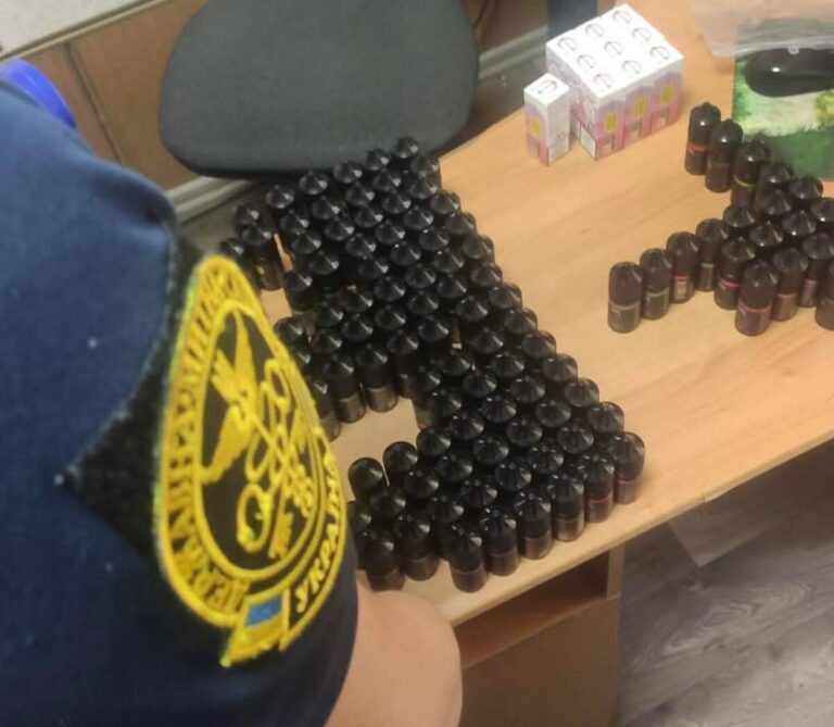Незвичний вміст звичайної сумки: молдованка намагалась сховати вейп-рідину в цукеркових коробках