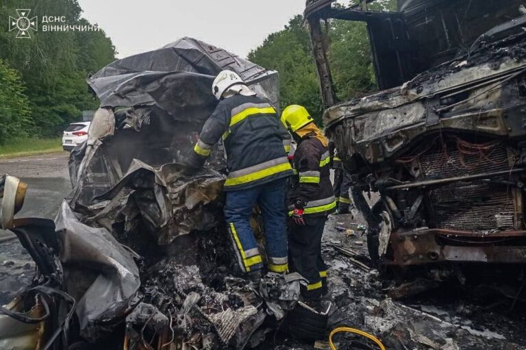 Рятувальники показали наслідки смертельної ДТП на Вінниччині (ФОТО)