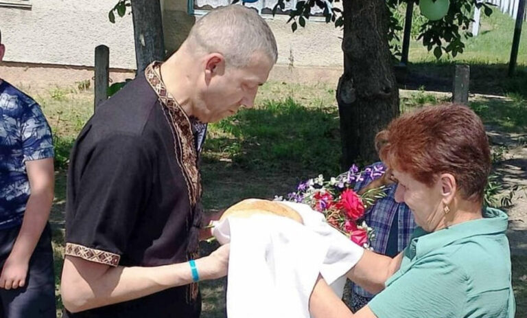 Як зустрічали звільненого з полону Захисника Миколу Атаманюка у Яришівській громаді (ФОТО)