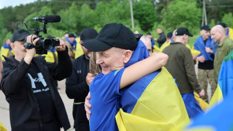 Пʼятий обмін за останні тижні: в Україну повернулися бійці, які були в полоні з 2022 року