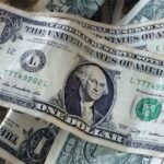 Долар подешевшав після двох днів зростання