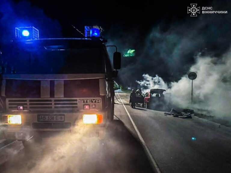 На Вінниччині рятувальники загасили палаюче авто