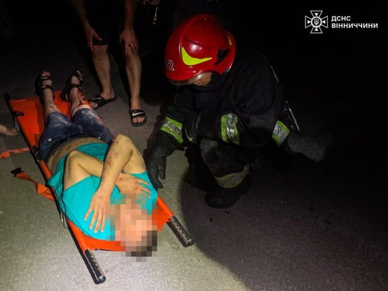 У Вінниці посеред ночі рятувальники витягали чоловіка з 4-метрової ями