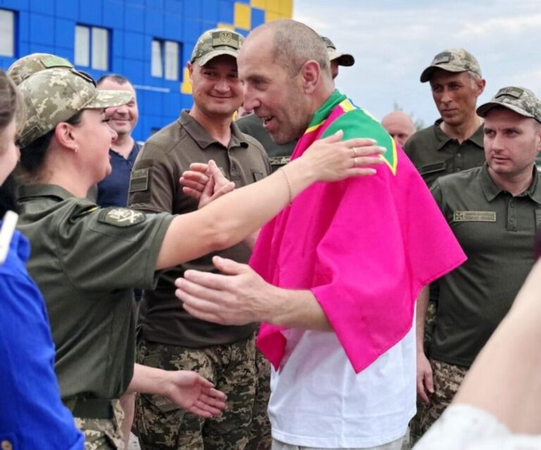 «Найбільше хотів цукерок»: у Могилеві-Подільському зустріли звільненого з полону прикордонника