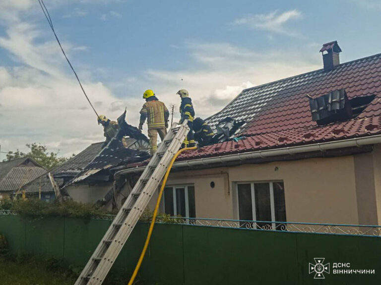На Вінниччині горів будинок, навіс і легковик