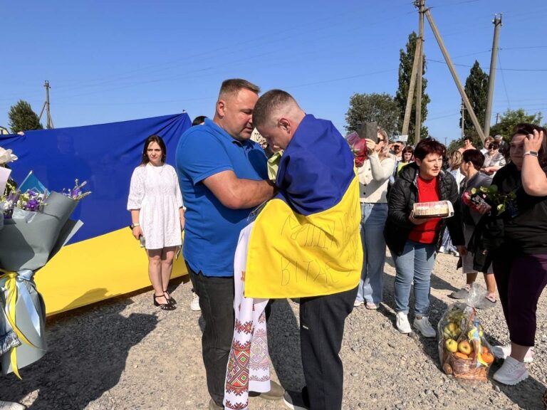 «19 місяців неволі позаду»: Тульчинська громада зустріла з полону свого Героя