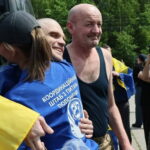 «Не плачте, а то я теж заплачу»: додому з полону повернули двох жителів Ямпільщини