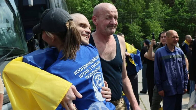 «Не плачте, а то я теж заплачу»: додому з полону повернули двох жителів Ямпільщини