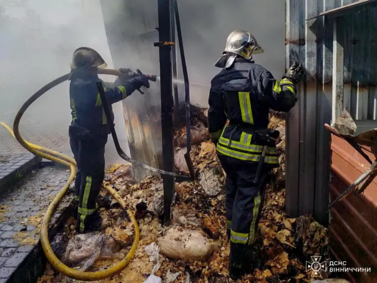 Неподалік Вінниці спалахнула пожежа на підприємстві (ФОТО)