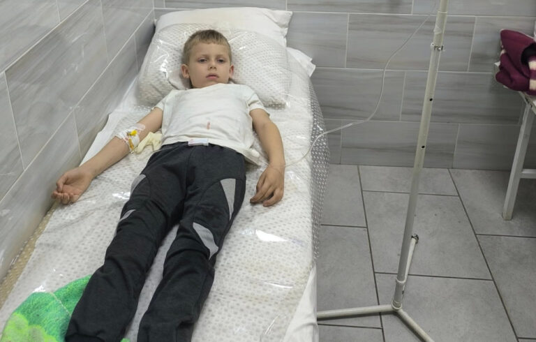 У Бершаді суха гілка ледь не вбила 5-річного хлопчика (ВІДЕО)
