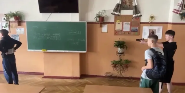 На Львівщині підліток влаштував стрілянину у школі (ВІДЕО)