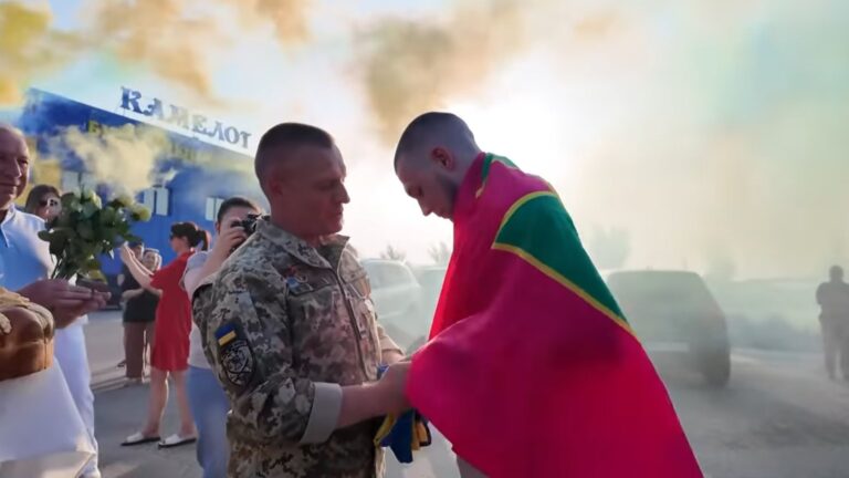 У Вінницькій області зустріли звільненого з полону прикордонника Владислава Денисюка