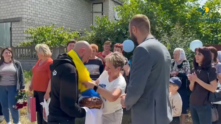 Після півтора року в полоні: на Вінниччину повернувся захисник Євгеній Горбатюк ( Відео)