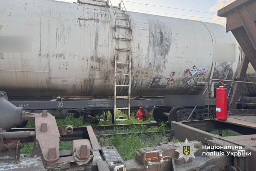 Хлопець у вкрай важкому стані: на Вінниччині 13-річного підлітка вдарило струмом на даху потяга (ФОТО)