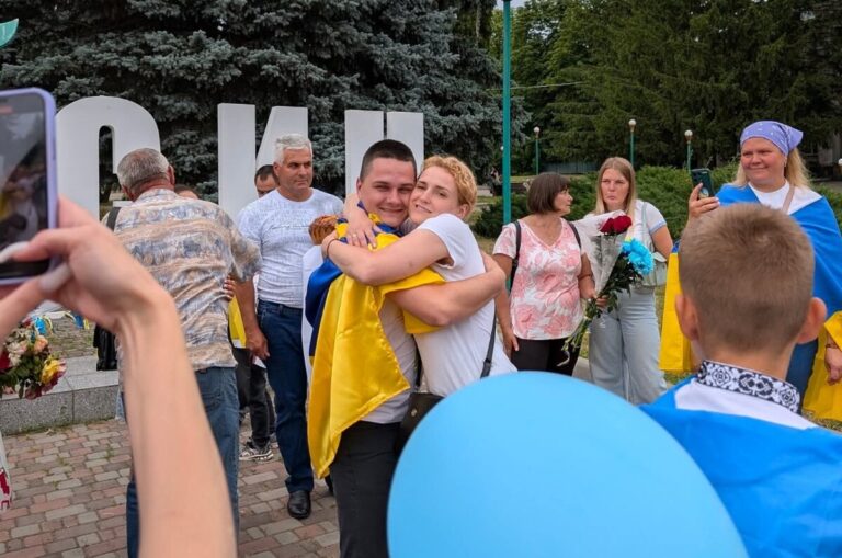 Гайсин зустрів Героя Юрія Юзвака після полону (ФОТО)