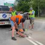 У Вінниці встановлюють нові люки, що полегшують проїзд авто
