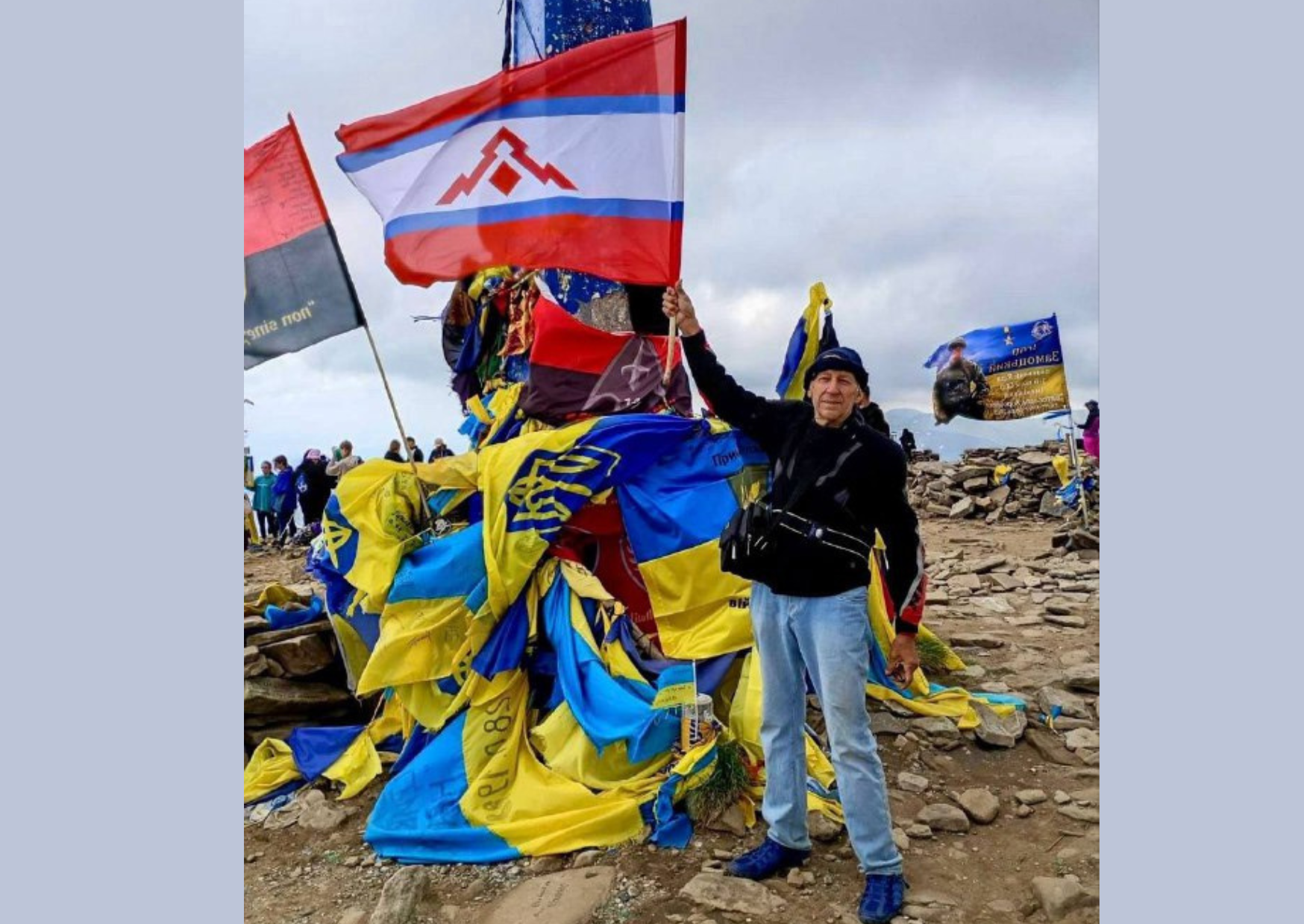Зі стягом Бершаді на Говерлу: 70-річний Іван Кондратишин здійснив мрію