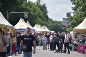Свіжі продукти й чесні ціни: як проходить ярмарок у Вінниці
