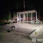 У Вінницькому районі на зупинці двоє хуліганів побили чоловіка палицями