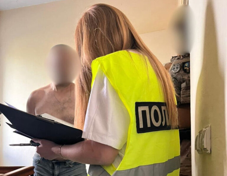 Порнографія та розбещення: у Могилеві-Подільському чоловік вимагав інтимні фото у дитини