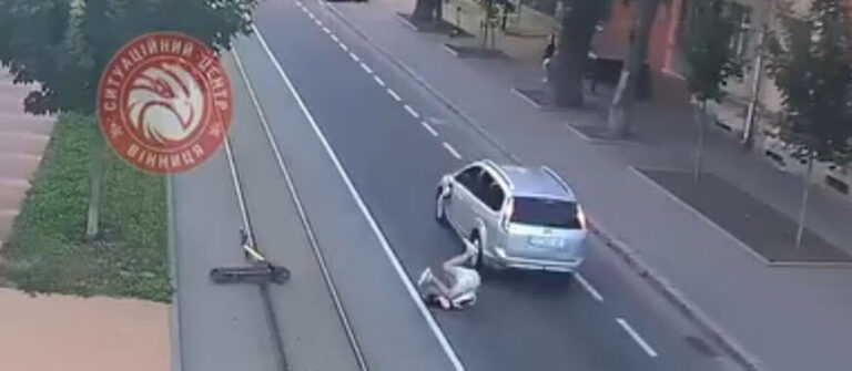 У Вінниці на переході авто збило хлопця на електросамокаті (ВІДЕО)