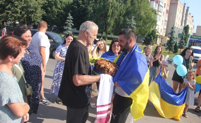 У Калинівці зустріли звільненого з полону нацгвардійця Віталія Ніколайчука (ФОТО)