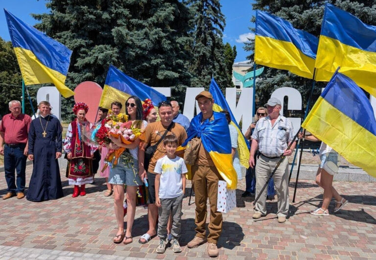 У Гайсині зустріли звільненого з полону захисника Ярослава Соколова (ФОТО)