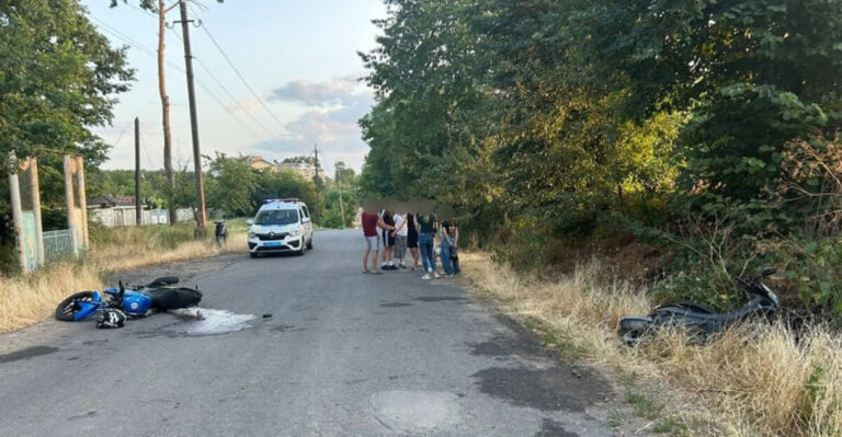 У Тульчинському районі двоє підлітків не розминулись на скутері й мотоциклі: що відомо