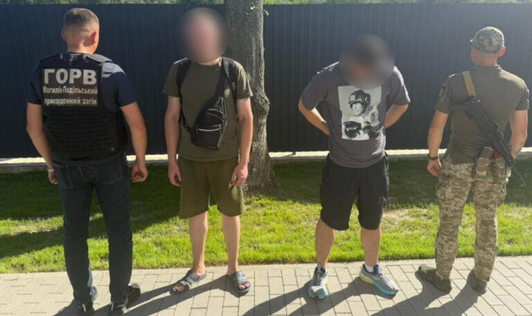 Морський десант по-вінницьки: чоловіки на акваскутері хотіли переплисти Дністер