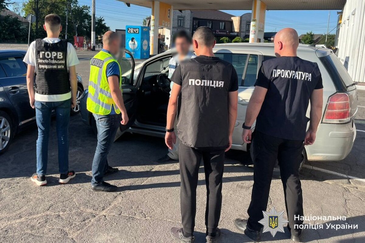 Житель Вінницької області організовував «трансфер» до сусідньої країни для двох чоловіків