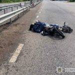 Удар ззаду та лобове зіткнення: на Вінниччині два мотоцикліста потрапили до лікарні