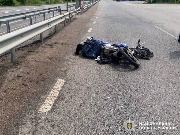 Удар ззаду та лобове зіткнення: на Вінниччині два мотоцикліста потрапили до лікарні