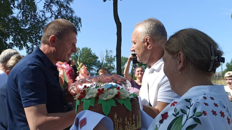 Зі сльозами радості на очах Вінниччина зустріла звільненого з полону Захисника Сергія Сідака