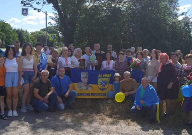 З полону додому: в Літинській громаді з хлібом і вишитим рушником зустріли Захисника
