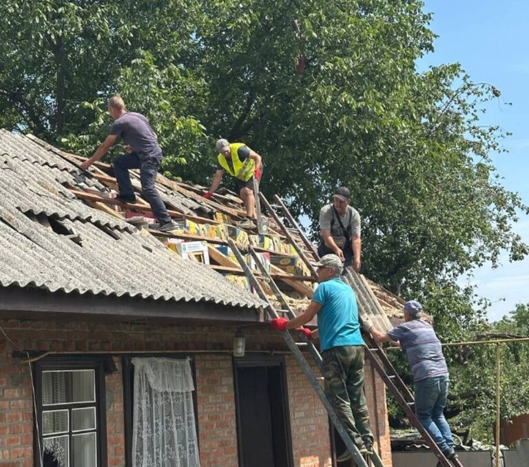 Після атаки дронів у Писарівці пошкоджено 14 будинків: як отримати допомогу