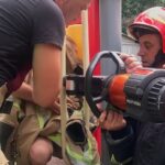 «Ура» на майданчику: у Вінниці рятувальники звільнили ніжку дитини з гірки