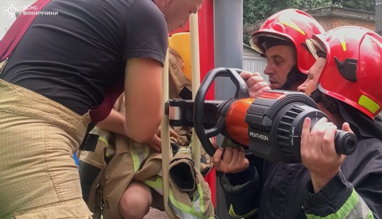 «Ура» на майданчику: у Вінниці рятувальники звільнили ніжку дитини з гірки