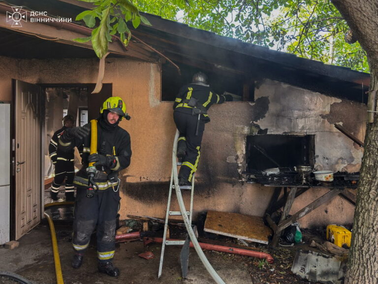 Не помітив, як загорілась хата: у центрі Вінниці врятували 62-річного чоловіка (ВІДЕО)