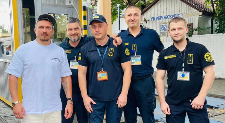 Вінницькі митники першими зустріли Усика на рідній землі