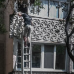 Не спайдермен, а просто забув ключі: у Вінниці чоловіка знімали з другого поверху багатоповерхівки