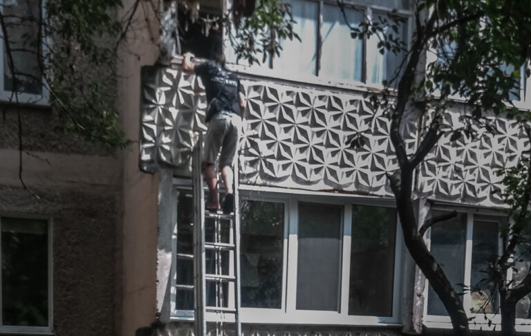 Не спайдермен, а просто забув ключі: у Вінниці чоловіка знімали з другого поверху багатоповерхівки