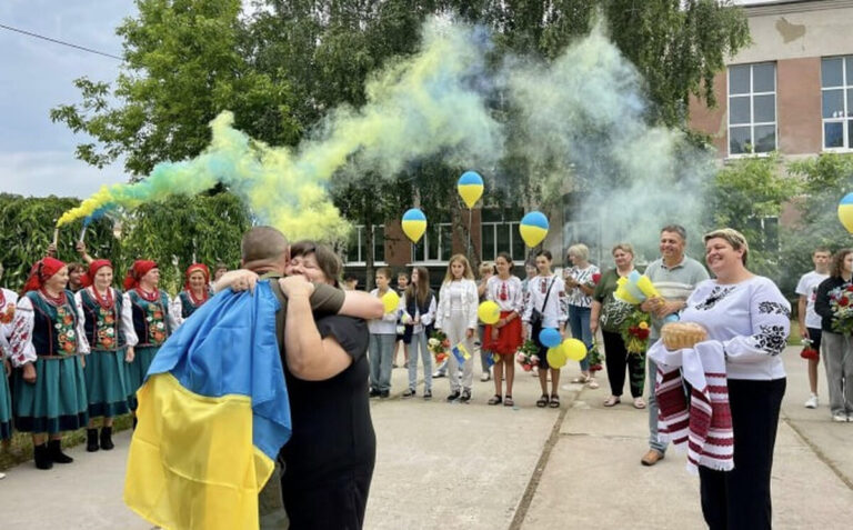 Звільненого з полону бійця Федора Шеремету зустріли у Бершадській громаді (ФОТО)