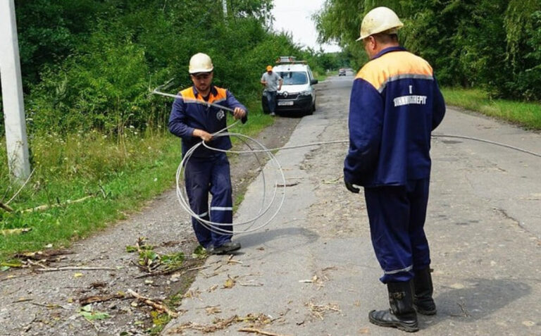 Темрява після бурі: на Вінниччині 27 населених пунктів залишаються без електрики