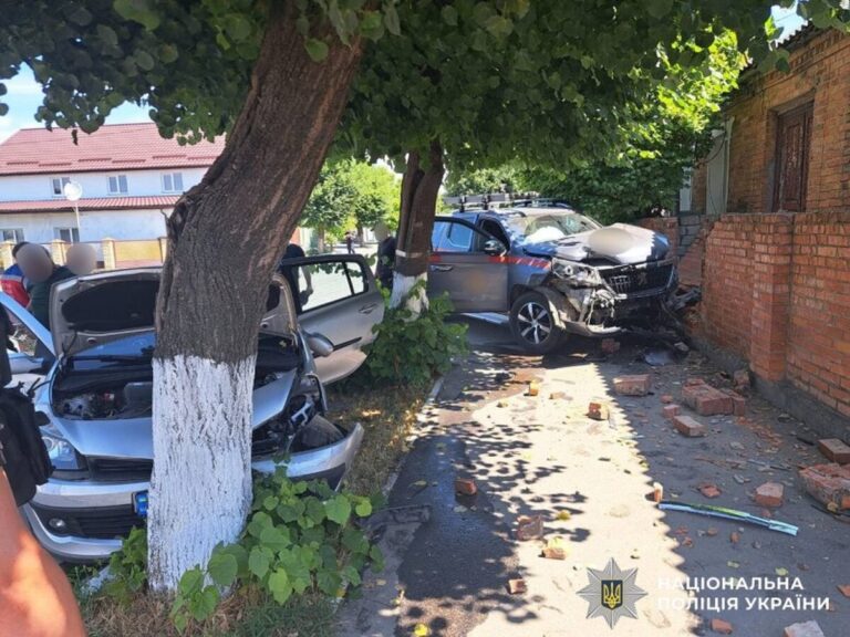 Одне влетіло в дерево, інше в стіну: у Немирові зіткнулися два автомобілі